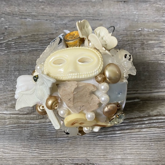 One of a kind white ornament - Picture 10 of 17